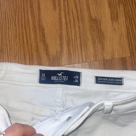 Hollister high rise jeggings in white. - Picture 3 of 3